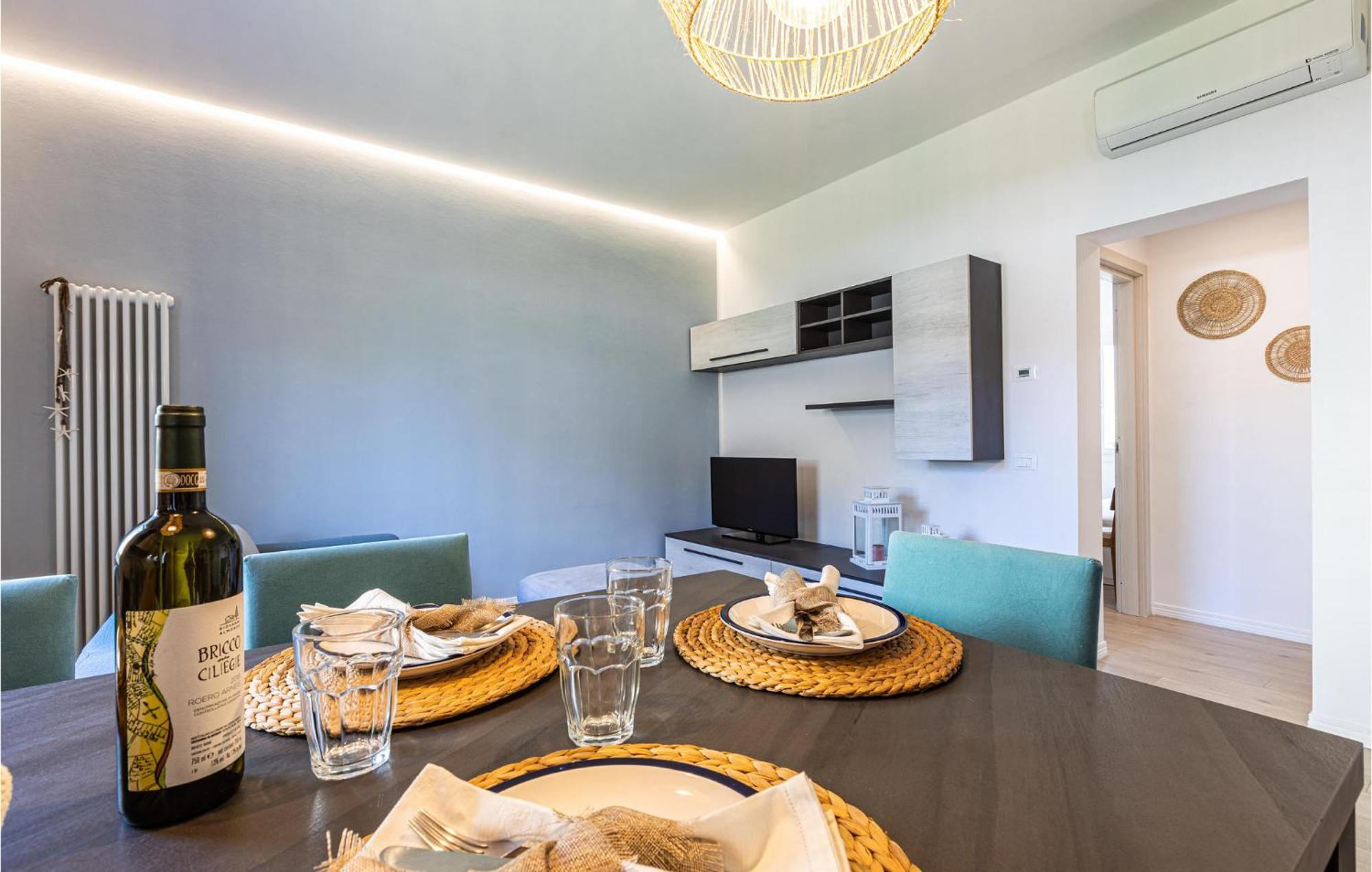 2 Bedroom Lovely Apartment In Rosignano Solvay Esterno foto